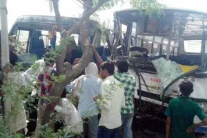 दो बसों की टक्कर, 30 यात्री घायल