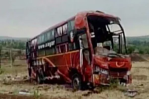 100 फीट गहरी खाई में गिरी बस, 9 की मौत
