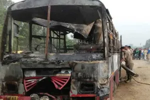 बस-ट्रक में टक्कर के बाद लगी भीषण आग