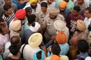 रोड़वेज कर्मियों ने किया यातायात अवरूद्ध