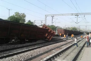 पटरी से उतरे मालगाड़ी के दो डिब्बे