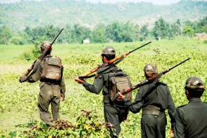 नक्सलियों ने दोहरी चुनौती कर दी पेश