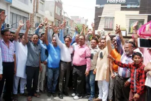 जीएसटी के खिलाफ कपड़ा व्यापारियों ने की हड़ताल