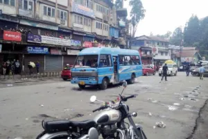दार्जिलिंग में GJM का हिंसक प्रदर्शन, 12 घंटे का बंद