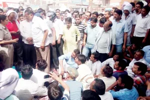 ज्वैलर्स से लूट का मामला: बाजार बंद रख लगाया जाम