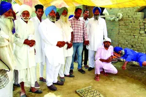 बेसहारा बुजुर्ग की संभाल कर गांव पहुंचाया