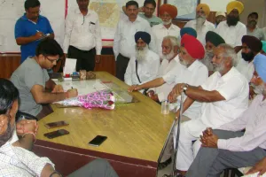 फैक्ट्री प्रबंधकों व संघर्ष समिति में बनी सहमति