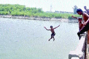 जान के खतरे से बेखबर ‘बाल’ की डुबकी