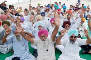 बड़े घरानों की बसों पर तुरंत लगाई जाए रोक