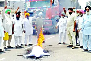उपायुक्त कार्यालय समक्ष गरजे किसान