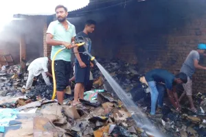 कबाड़ के गोदाम में लगी आग, लाखों का नुकसान