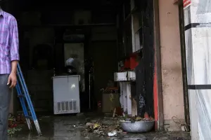 शॉर्ट सर्किट से मिठाई की दुकान में आग