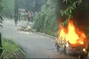 जीजेएम परिसरों पर छापेमारी, 400 हथियार मिले, हिंसा भड़की