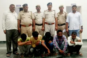 पुलिस की छापेमारी में गैंग के पांच युवक गिरफ्तार
