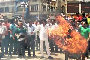 गरजे व्यापारी, फूंका पुतला