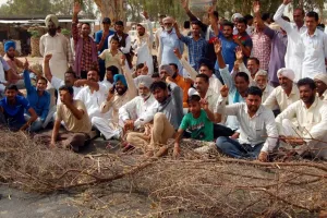 मंडियों में कारोबार रहा ठप , सड़कों पर उतरा अन्नदाता