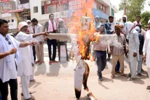 कर्जमाफी की मांग पर फूंके पुतले