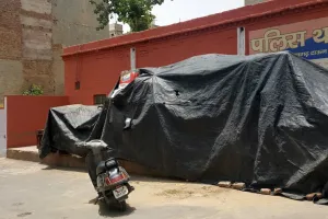 कोर्ट के आदेशों के बावजूद नहीं छूटे ट्रक