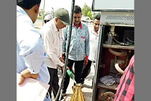 पैट्रोल पंप पर रेड, मशीन सील
