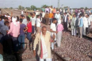 आरक्षण के लिए रेलवे ट्रैक पर बैठे आंदोलनकारी, रेल मार्ग बाधित