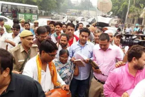 सीएम केजरीवाल से मिलने पहुंचे कपिल मिश्रा को रोका