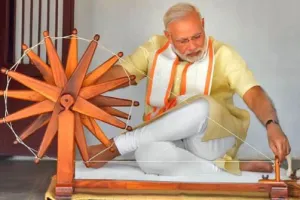 साबरमती आश्रम पहुंचे PM मोदी, चलाया चरखा