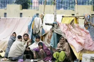 आशियाने की बाट जोहते गरीब
