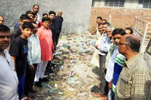 निगम अधिकारियों व पार्षद के खिलाफ फूटा लोगों का गुस्सा
