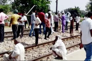 भरतपुर: रेलवे ट्रैक पर बैठे जाट आंदोलनकारी