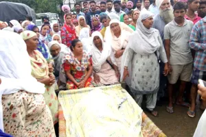 शव को रोड पर रख किया हंगामा
