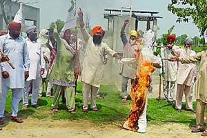 प्रदेश भर में किसानों ने वित्त मंत्री के पुतले फूंके
