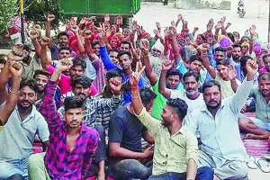 ‘पहले वेतन दो, फिर उठाएंगे धरना’