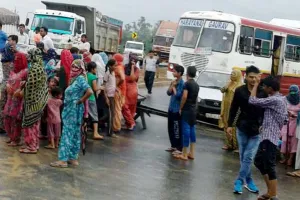 बरसात में हिसार-चंडीगढ़ हाइवे पर बैठे ग्रामीण