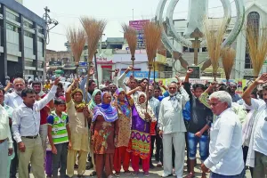 नगर परिषद् कर्मियों ने किया प्रदर्शन