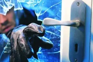 चार सूने मकानों में चोरी