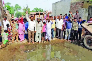 सीवरेज अव्यवस्था के खिलाफ रोष प्रदर्शन