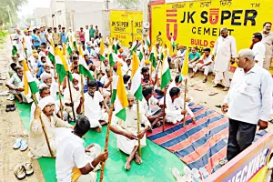 धरने पर डटे मजदूर, क्षेत्र पुलिस छावनी में तबदील