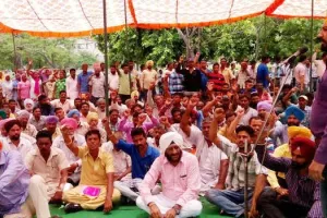 डीसी कार्यालय समक्ष डटे मजदूर संगठन