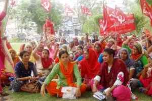 वर्करों ने जताया विरोध, सौंपा ज्ञापन