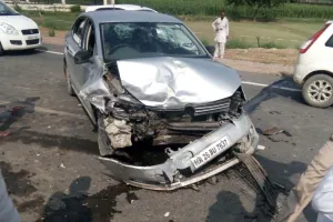 दो कारों की भिड़ंत में चालक की मौत, 4 घायल