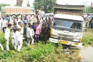तेज रफ्तार डंपर ने बाइक सवारों घसीटा, एक की मौत