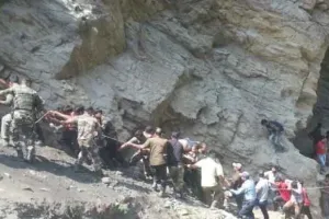 अमरनाथ यात्रियों की बस खाई में गिरी, 16 की मौत