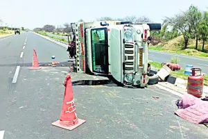 नींद की झपकी आने से पलटी बोलेरो