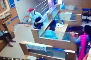 नकाबपोश लुटेरे बैंक से लाखों की नकदी लूटकर फरार
