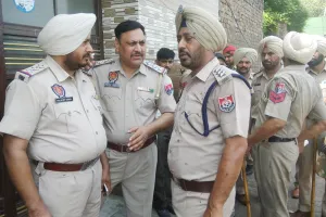 रेलवे स्टेशन पर पुलिस व मजदूर भिड़े