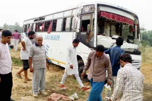डिवाईडर से टकराकर पलटी बस, एक की मौत, 30 घायल