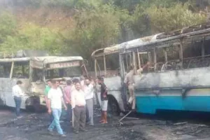भिड़ंत के बाद दो बसें जलकर खाक