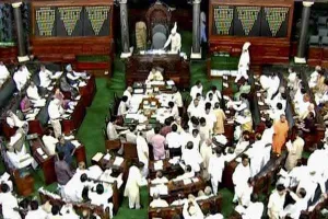 लोकसभा में कागज फेंकने पर 6 सांसद निलंबित