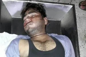दो ट्रेन इंजन की शंटिंग के दौरान बीच में फंसने से कर्मचारी की मौत