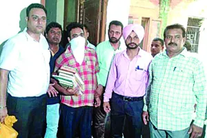 खुद को एसडीएम का स्टैनो बताकर लेता था रिश्वत, पकड़ा